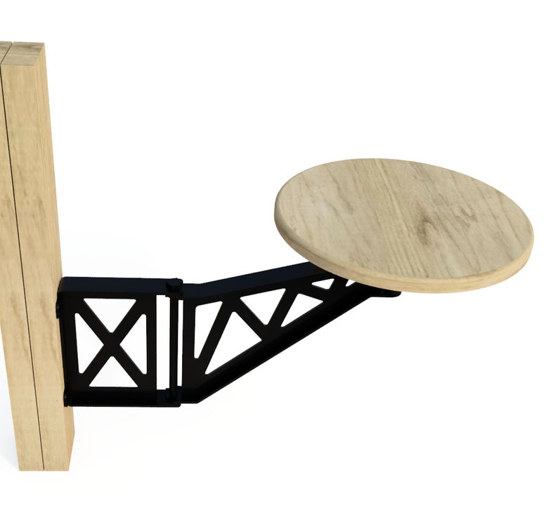 Puede incluir: Una mesa de madera con una tapa redonda que se fija a un soporte de metal negro. El soporte est&aacute; unido a un poste de madera.