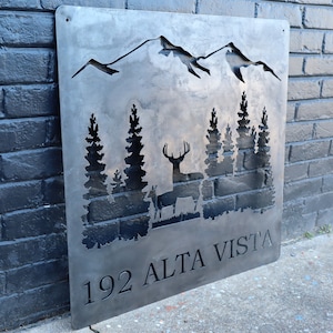 Letrero de metal con dirección rústica personalizado - Regalos personalizados - Arte de pared - Decoración de pared - Bosque y ciervo - Arte de pared para el hogar en la montaña