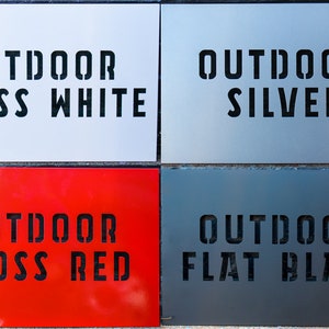 Puede incluir: Cuatro cuadrados de metal con diferentes acabados de pintura. El cuadrado superior izquierdo es blanco con texto negro que dice "OUTDOOR GLOSS WHITE". El cuadrado superior derecho es plateado con texto negro que dice "OUTDOOR SILVER". El cuadrado inferior izquierdo es rojo con texto negro que dice "OUTDOOR GLOSS RED". El cuadrado inferior derecho es gris con texto negro que dice "OUTDOOR FLAT BLACK".