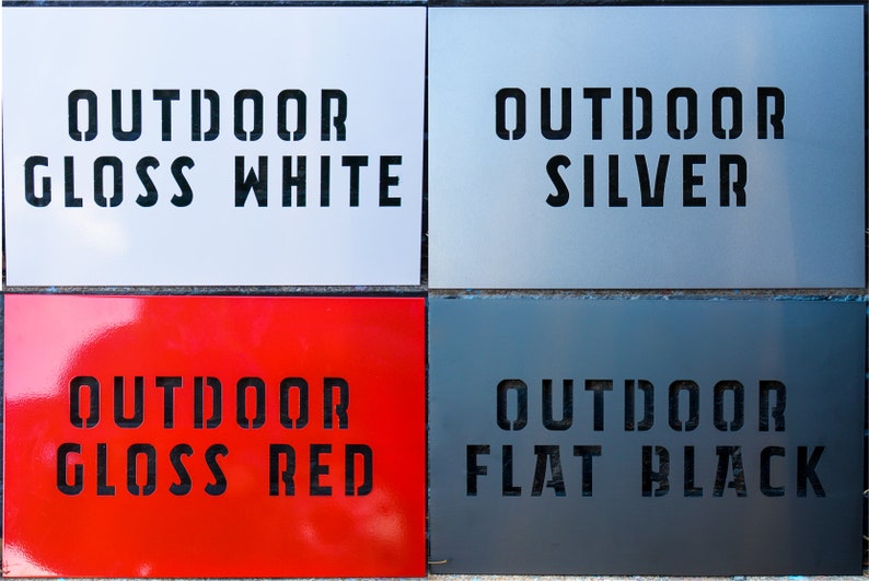 Puede incluir: Cuatro cuadrados de metal con diferentes acabados de pintura. El cuadrado superior izquierdo es blanco con texto negro que dice "OUTDOOR GLOSS WHITE". El cuadrado superior derecho es plateado con texto negro que dice "OUTDOOR SILVER". El cuadrado inferior izquierdo es rojo con texto negro que dice "OUTDOOR GLOSS RED". El cuadrado inferior derecho es gris con texto negro que dice "OUTDOOR FLAT BLACK".