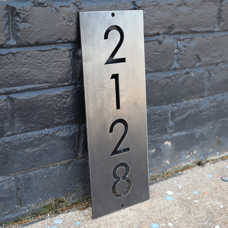 Hausadresse aus Metall Vertikale Hausadresse Individuelle Hausnummern Modernes Adressschild Hausnummer Schild Galvanisierte Metallzahlen Bild 1