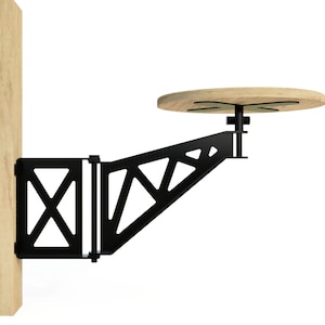 Op de afbeelding: Een zwart metalen wandrek met een driehoekige steunconstructie en een rond houten blad.