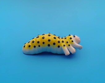 COMME UNE TEENY CATERPILLAR sculpture en céramique faite à la main