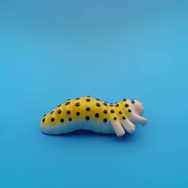 COMME UNE TEENY CATERPILLAR sculpture en céramique faite à la main