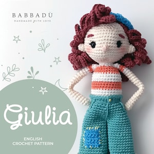 Può includere: Schema per bambola all'uncinetto per una bambina di nome Giulia. La bambola ha i capelli rossi, una maglietta a righe bianche e arancioni e jeans blu con una toppa. Lo schema è disponibile in inglese.