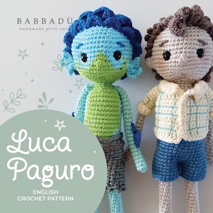 Può includere: Schema all'uncinetto per Luca Paguro del film Disney Pixar Luca. Lo schema include le istruzioni per realizzare un mostro marino verde e blu e un ragazzo con una camicia a quadri gialla e bianca. Lo schema è scritto in inglese.