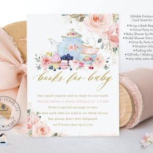 Puede incluir: Una invitaci&oacute;n para baby shower con un dise&ntilde;o floral que presenta una tetera azul, tazas de t&eacute; y rosas rosas. El texto "books for baby" est&aacute; en escritura dorada. La invitaci&oacute;n incluye una solicitud para que los invitados traigan un libro en lugar de una tarjeta.