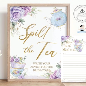 Puede incluir: Un letrero enmarcado con las palabras "Spill the Tea" en letras doradas con purpurina, con una tarjeta de consejos a juego. El letrero presenta ilustraciones de acuarela de tazas de té, teteras y rosas moradas.
