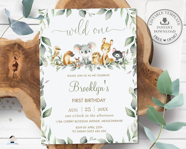 Puede incluir: Una tarjeta de invitaci&oacute;n rectangular blanca con una ilustraci&oacute;n en acuarela de un koala, un erizo, un canguro y otros animales rodeados de hojas de eucalipto verdes. El texto dice wild one, Brooklyn's FIRST BIRTHDAY y detalles.