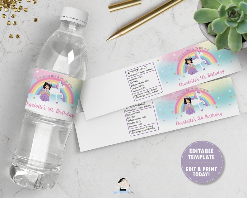 K&ouml;nnte beinhalten: Editierbare Vorlage f&uuml;r ein Wasserflaschenetikett mit einem Einhorn und einem M&auml;dchen in einem lila Kleid. Das Etikett hat einen Regenbogen, Sterne und den Text "A magical day is on the way! Charlotte's 5th Birthday".