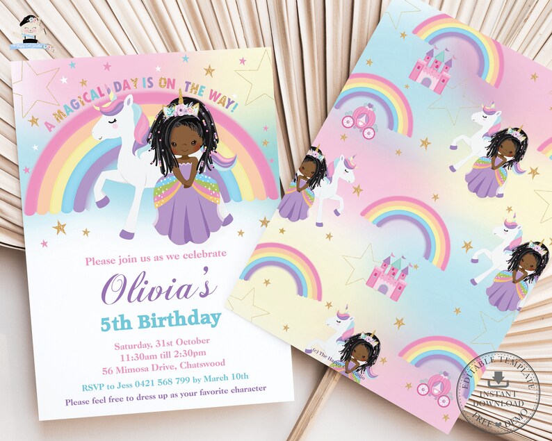 Op de afbeelding: Een printbare uitnodiging voor een 5e verjaardagsfeest met een eenhoorn- en regenboogthema. De uitnodiging toont een zwart meisje met lange vlechten, gekleed als een prinses, die op een eenhoorn rijdt. De tekst op de uitnodiging luidt "A magical day is on the way!" en "Olivia's 5th Birthday".