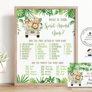 Puede incluir: Impresión enmarcada con temática de jungla, con un jeep verde que transporta animales de dibujos animados. El texto dice "¿Cuál es el nombre de tu animal espiritual?" e incluye una tabla. Una tarjeta más pequeña dice "Mi nombre de animal espiritual es: Fiery Panther."