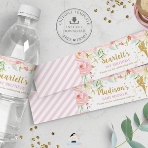Puede incluir: Dos etiquetas de botella de agua rosa y dorada con diseños florales y el texto "Scarlett's 1st Birthday" y "Madison's Baby Shower". Las etiquetas están impresas en un fondo blanco con rayas rosas y blancas.