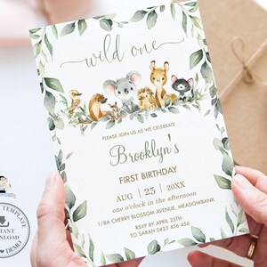 Puede incluir: Una tarjeta de invitaci&oacute;n rectangular blanca con una ilustraci&oacute;n en acuarela de un koala, un erizo y otros animales del bosque rodeados de hojas verdes. El texto dice wild one, Brooklyn's FIRST BIRTHDAY, AUG 25 20XX y los detalles del evento.