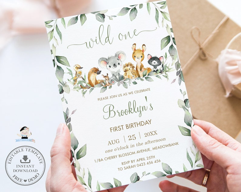 Puede incluir: Una tarjeta de invitaci&oacute;n rectangular blanca con una ilustraci&oacute;n en acuarela de un koala, un erizo y otros animales del bosque rodeados de hojas verdes. El texto dice wild one, Brooklyn's FIRST BIRTHDAY, AUG 25 20XX y los detalles del evento.