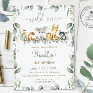 Puede incluir: Una tarjeta de invitaci&oacute;n de cumplea&ntilde;os blanca con ilustraciones en acuarela de un koala, erizo, ciervo y otros animales rodeados de hojas de eucalipto verdes. El texto dice wild one, Brooklyn's FIRST BIRTHDAY, AUG 25 20XX y detalles del evento.