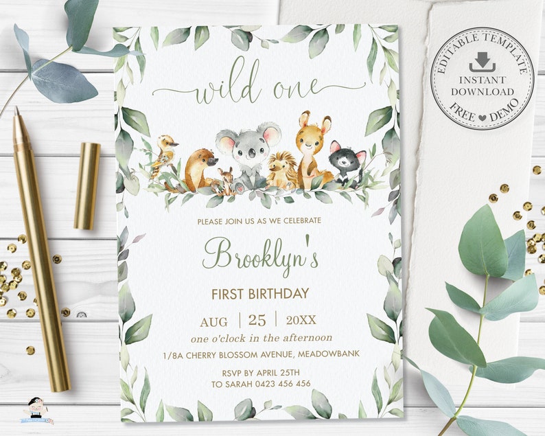 Puede incluir: Una tarjeta de invitaci&oacute;n de cumplea&ntilde;os blanca con ilustraciones en acuarela de un koala, erizo, ciervo y otros animales rodeados de hojas de eucalipto verdes. El texto dice wild one, Brooklyn's FIRST BIRTHDAY, AUG 25 20XX y detalles del evento.