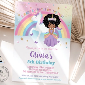 Pu&ograve; includere: Un invito stampabile per un 5&deg; compleanno. L'invito presenta un arcobaleno, un unicorno e una bambina con i capelli afro che indossa un vestito viola e una corona. Il testo sull'invito recita "A Magical Day is on the Way!" e "Olivia's 5th Birthday".