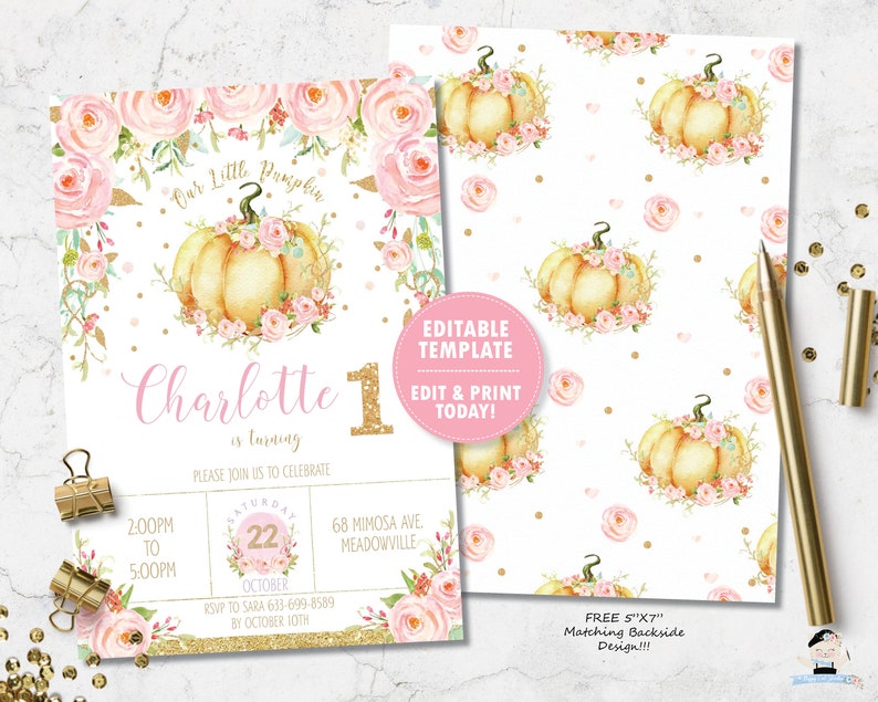 Puede incluir: Un conjunto de invitaciones con tem&aacute;tica de calabaza. La invitaci&oacute;n principal presenta una calabaza en acuarela con detalles florales, el texto "Our Little Pumpkin" y el nombre "Charlotte". La invitaci&oacute;n incluye detalles del evento y un dise&ntilde;o trasero a juego.