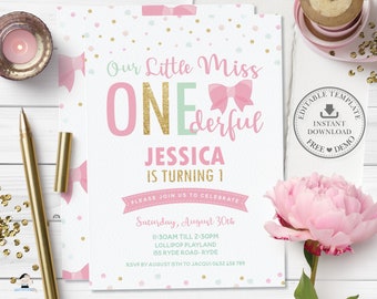 Puede incluir: Una invitación de cumpleaños rosa y dorada con el texto "Our Little Miss One-derful" y el nombre "Jessica". La invitación incluye un lazo rosa y confeti dorado. La invitación es para una fiesta de primer cumpleaños.