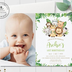 Puede incluir: Una invitación de fiesta de primer cumpleaños con temática de jungla verde y blanca con una foto de un bebé. La invitación presenta una ilustración de acuarela de un león, una jirafa, una cebra, un mono, un elefante y un hipopótamo. El texto de la invitación dice: "Únete a nosotros para celebrar el 1er cumpleaños de Archie, 25 de mayo de 20XX, a la una de la tarde, 1/8A Cherry Blossom Avenue, Meadowbank, RSVP antes del 25 de abril a Sarah 0423 456 456, Almuerzo y pastel incluidos."