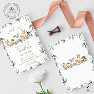 Puede incluir: Dos tarjetas de invitaci&oacute;n rectangulares con ilustraciones en acuarela de un koala, ciervo, erizo y gato entre hojas verdes. El texto dice wild one, Brooklyn's FIRST BIRTHDAY, AUG 25 20XX y detalles de RSVP. Se incluyen una cinta de color cobre y un sello de cera.