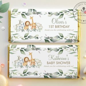 Puede incluir: Envoltorios de barra de chocolate imprimibles con un tema de animales de la selva. Los envoltorios presentan un león, una jirafa, una cebra y un elefante con hojas verdes. El texto en los envoltorios dice "Oliver's 1st Birthday" y "Katherine's Baby Shower".