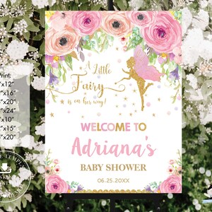 Puede incluir: Un cartel de bienvenida para una baby shower rosa y dorado con decoraciones florales y una ilustración de hada. El cartel dice "A Little Fairy is on her way!" y "Welcome to Adriana's Baby Shower".