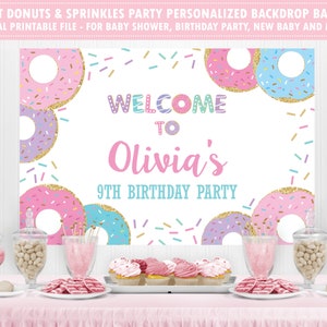 Puede incluir: Un banner de fondo de fiesta con temática de donuts. El banner dice "Bienvenida a la fiesta de 9 cumpleaños de Olivia" con donuts y chispas coloridas. La imagen también muestra una mesa con golosinas y decoraciones, incluyendo cupcakes y caramelos.