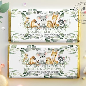 Puede incluir: Dos envoltorios de barra de chocolate con borde dorado y fondo blanco. Los envoltorios presentan una ilustración de acuarela de un koala, un canguro, un equidna, una nutria y un gato. El envoltorio superior tiene el texto "Noah's First Birthday" y "Thank you for coming and celebrating with me!" El envoltorio inferior tiene el texto "Katherine's Baby Shower" and "Thank you for celebrating with us!"