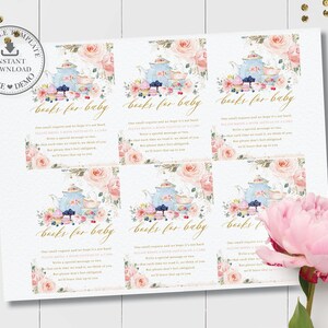 Puede incluir: Una plantilla imprimible de invitaci&oacute;n para baby shower con un dise&ntilde;o floral. La invitaci&oacute;n presenta una tetera azul, cupcakes y el texto "books for baby". El dise&ntilde;o incluye rosas rosas y bayas, con detalles dorados.