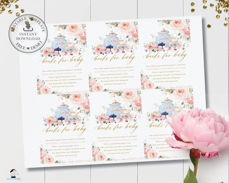 Puede incluir: Una plantilla imprimible de invitaci&oacute;n para baby shower con un dise&ntilde;o floral. La invitaci&oacute;n presenta una tetera azul, cupcakes y el texto "books for baby". El dise&ntilde;o incluye rosas rosas y bayas, con detalles dorados.