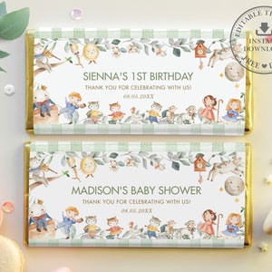Puede incluir: Dos envoltorios de barra de chocolate imprimibles con un fondo a cuadros verde y blanco. El envoltorio superior dice "Sienna's 1st Birthday" y el envoltorio inferior dice "Madison's Baby Shower". Ambos envoltorios presentan una ilustración caprichosa de animales del bosque y un reloj.