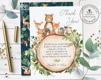 Könnte beinhalten: Eine Wald-Themen-Dankeskarte mit einer Aquarell-Illustration eines Baumstumpfes, der von Tieren umgeben ist, darunter ein Bär, ein Reh, ein Fuchs, ein Waschbär und Eichhörnchen. Der Text lautet "Danke!" und "Während wir auf das Debüt des Babys warten, wollten wir uns bei Ihnen bedanken. Eine liebevolle Notiz kann kaum sagen, was wir an diesem wundervollen Tag empfunden haben. Ein herzliches Dankeschön geht an Sie für Ihre liebevollen Geschenke und Wünsche. Elizabeth & Adam."