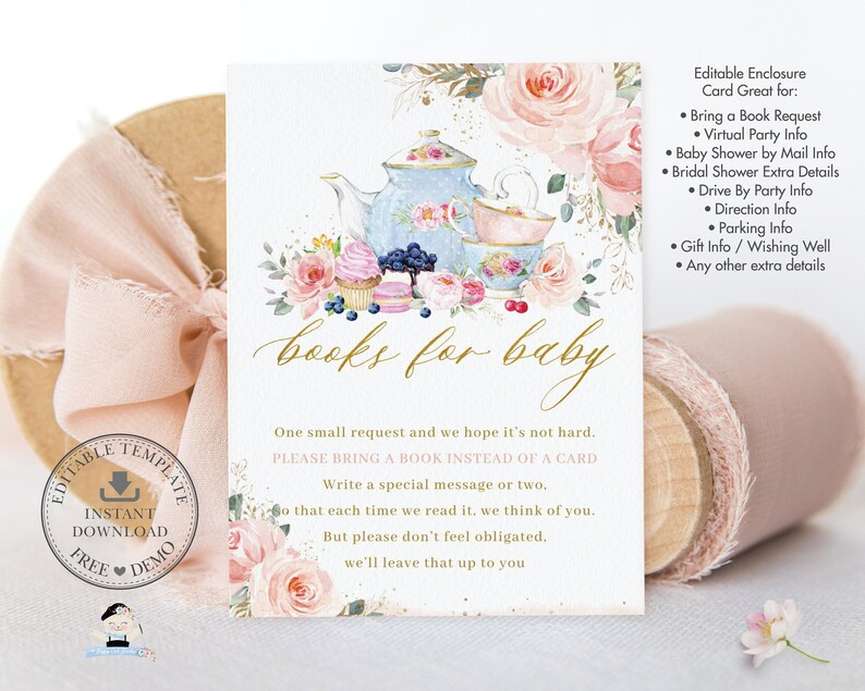 Puede incluir: Una invitaci&oacute;n para baby shower con un dise&ntilde;o floral que presenta una tetera azul, tazas de t&eacute; y rosas rosas. El texto "books for baby" est&aacute; en escritura dorada. La invitaci&oacute;n incluye una solicitud para que los invitados traigan un libro en lugar de una tarjeta.
