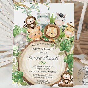 Puede incluir: Una invitación a una fiesta de bienvenida al bebé con temática de la selva. La invitación presenta una ilustración de acuarela de un león, una cebra, una jirafa, un mono, un hipopótamo y un elefante. El texto de la invitación dice "Por favor, únase a nosotros para una fiesta de bienvenida al bebé en honor a Emma Russell".