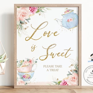 Può includere: Un cartello stampabile con un design floreale e testo in glitter dorato che recita "Love is Sweet" e "Please Take A Treat". Il cartello presenta una teiera e tazze da tè con disegni floreali.