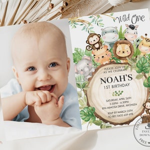 Puede incluir: Una invitación imprimible para una fiesta de primer cumpleaños con temática de la selva. La invitación presenta una foto de un bebé, una ilustración de acuarela de un tocón de árbol con animales de la selva, y el texto "Wild One", "Noah's 1st Birthday", "Sábado, 26 de abril", "3:30PM - 6:30PM", "896 Mimosa Drive, Avonlea", "RSVP antes del 25 de marzo", "To Bec 0432 659 698".