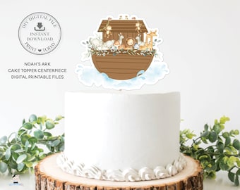Könnte beinhalten: Ein druckbarer Noahs-Arche-Kuchentopper mit einer braunen Arche mit Tierfiguren darauf, darunter ein Löwe, eine Giraffe, ein Affe und ein Zebra. Die Arche befindet sich auf einem blau-weißen Wolkenhintergrund.