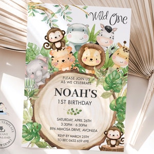 Puede incluir: Una invitación de acuarela para una fiesta de primer cumpleaños con temática de la jungla. La invitación presenta una variedad de animales, incluyendo un león, una cebra, una jirafa, un mono y un elefante. El texto de la invitación dice "Wild One", "Noah's 1st Birthday", "Sábado, 26 de abril, 15:30 - 18:30", "896 Mimosa Drive, Avonlea", "RSVP antes del 25 de marzo al BEC 0432 659 698".