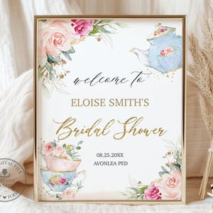Puede incluir: Un letrero enmarcado con borde dorado, con el texto "welcome to ELOISE SMITH'S Bridal Shower" en escritura elegante y purpurina dorada. Ilustraciones florales de rosas y tazas de té adornan las esquinas. Se indica una descarga de archivo digital.