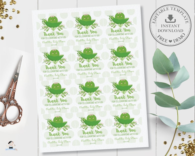 Op de afbeelding: Printbare bedankkaartjes met een cartoon-erwtendoos met een glimlachend gezicht. De kaartjes zijn groen en wit met de tekst "Bedankt voor het vieren met ons!" en "Charlotte's Baby Shower".