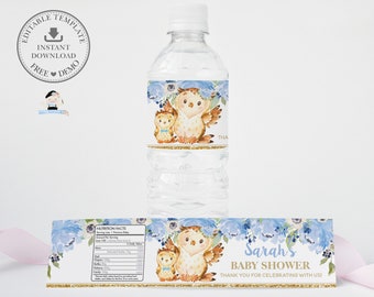 Peut inclure: Étiquettes de bouteilles d'eau pour une fête prénatale bleu et or avec un motif de hibou aquarelle. Les étiquettes comportent le texte "Baby Shower de Sarah" et "Merci d'avoir célébré avec nous !"