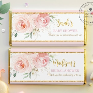 Könnte beinhalten: Zwei rosa und goldene Schokoladenriegel-Verpackungen mit Blumendesigns. Die obere Verpackung lautet "Sarah's Baby Shower" und die untere Verpackung lautet "Madison's Bridal Shower".