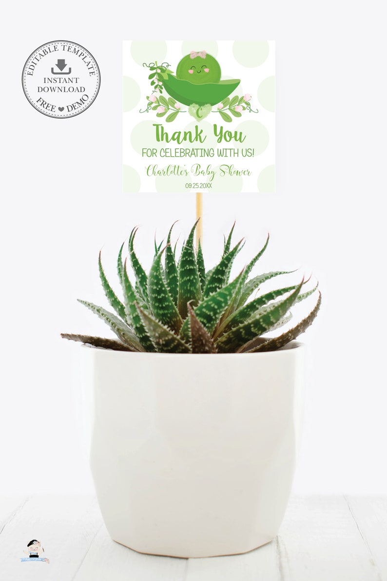 Op de afbeelding: Een groene peul met een glimlachend gezicht en een roze strik, omringd door witte stippen. De tekst "Thank You for celebrating with us! Charlotte's Baby Shower 09.25.20XX" staat op het label.