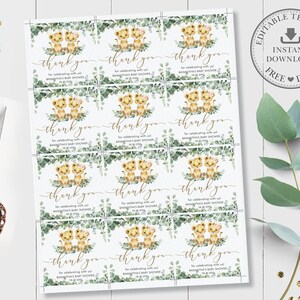 K&ouml;nnte beinhalten: Ein Blatt mit 12 bedruckbaren Dankesch&ouml;n-Etiketten mit zwei niedlichen L&ouml;wenjungen und floraler Begr&uuml;nung. Der Text auf den Etiketten lautet "Vielen Dank, dass Sie mit uns gefeiert haben! Baby Shower von Samantha".