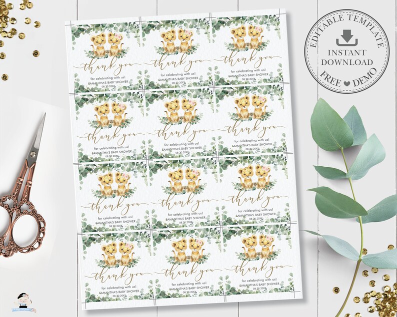 K&ouml;nnte beinhalten: Ein Blatt mit 12 bedruckbaren Dankesch&ouml;n-Etiketten mit zwei niedlichen L&ouml;wenjungen und floraler Begr&uuml;nung. Der Text auf den Etiketten lautet "Vielen Dank, dass Sie mit uns gefeiert haben! Baby Shower von Samantha".