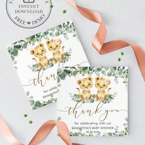K&ouml;nnte beinhalten: Zwei s&uuml;&szlig;e L&ouml;wenbabys mit rosa Blumen im Haar sitzen auf einem belaubten Ast. Der Text "Danke" ist in goldener Schrift geschrieben, darunter die Worte "f&uuml;r das Feiern mit uns! Baby Shower von Samantha 08.20.20XX".