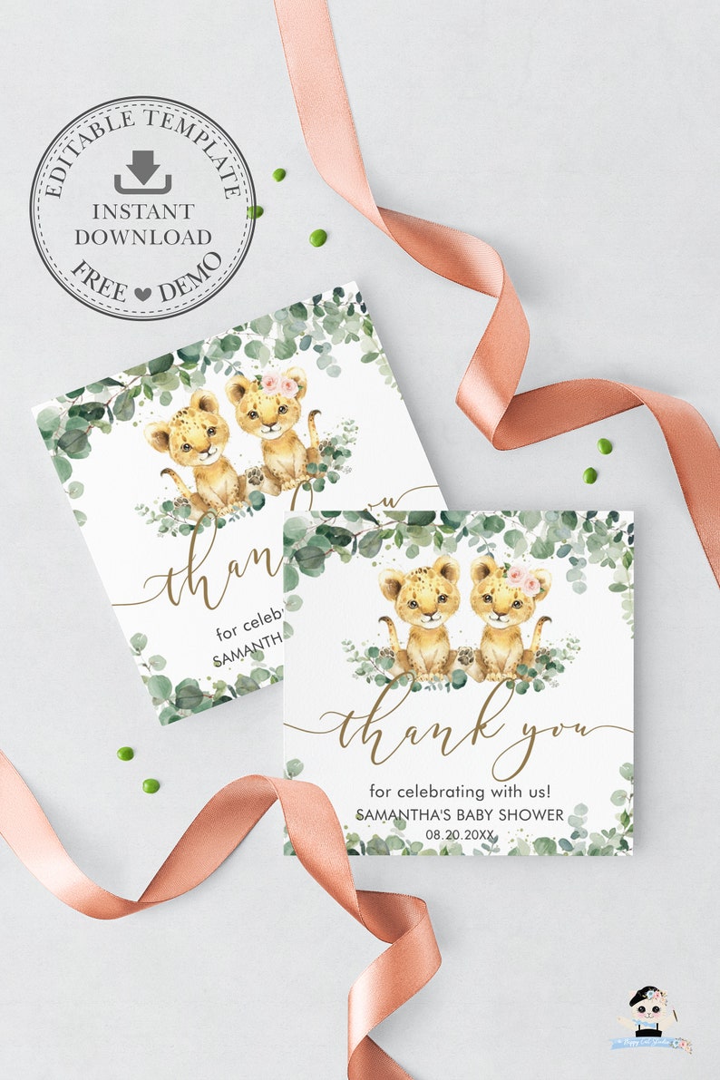 K&ouml;nnte beinhalten: Zwei s&uuml;&szlig;e L&ouml;wenbabys mit rosa Blumen im Haar sitzen auf einem belaubten Ast. Der Text "Danke" ist in goldener Schrift geschrieben, darunter die Worte "f&uuml;r das Feiern mit uns! Baby Shower von Samantha 08.20.20XX".