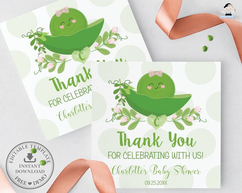 Op de afbeelding: Dankjewel kaart met een groene peul met een glimlachend gezicht en roze bloemen. De kaart heeft een witte achtergrond met groene stippen en de tekst "Bedankt voor het vieren met ons! Baby Shower van Charlotte 09.25.20XX".